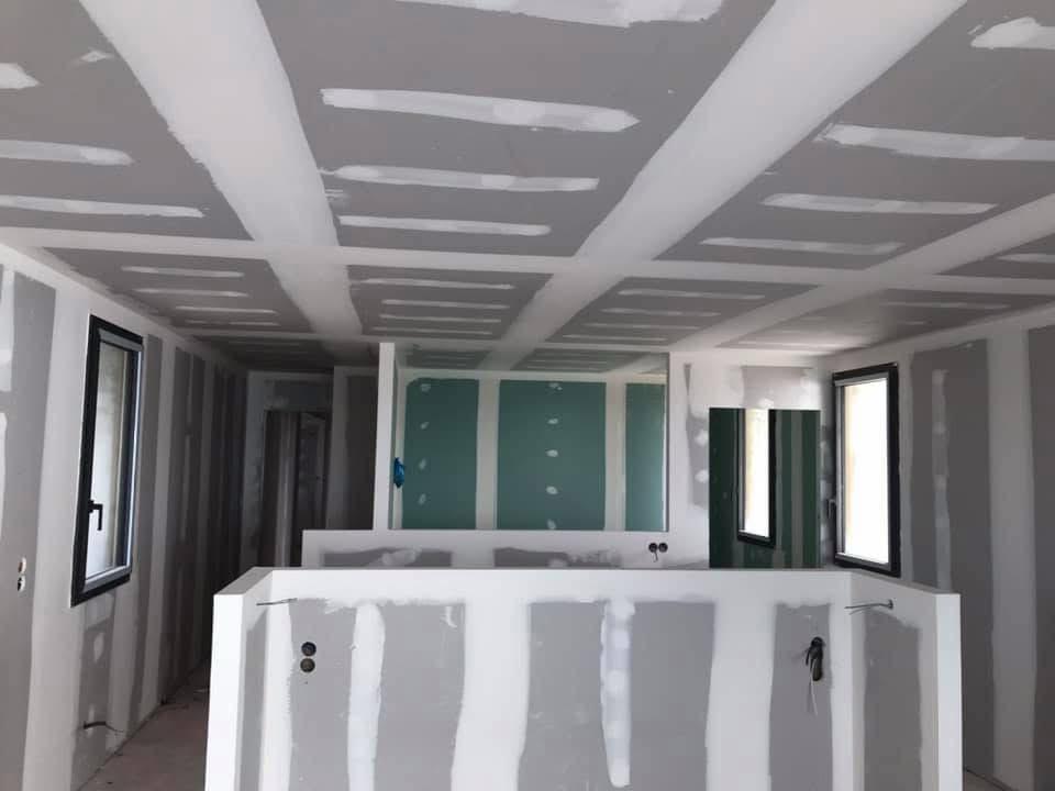 Aménagement de salon : cloisons, faux plafond et finitions par un plaquiste